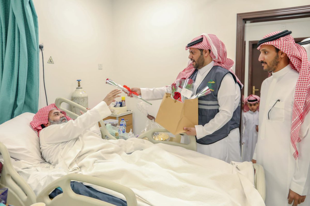 R_Municipality's tweet photo. #بلدية_رنية |🎉

نفذت بلدية رنية مبادرة تطوعية ضمن برنامج  المشاركة المجتمعية لمعايدة المرضى المنومين بمستشفى رنية العام وتهنئتهم بحلول عيد الفطر المبارك، متمنين لهم الشفاء العاجل 

#عيد_الفطر_المبارك https://t.co/VJd1ENPBwy