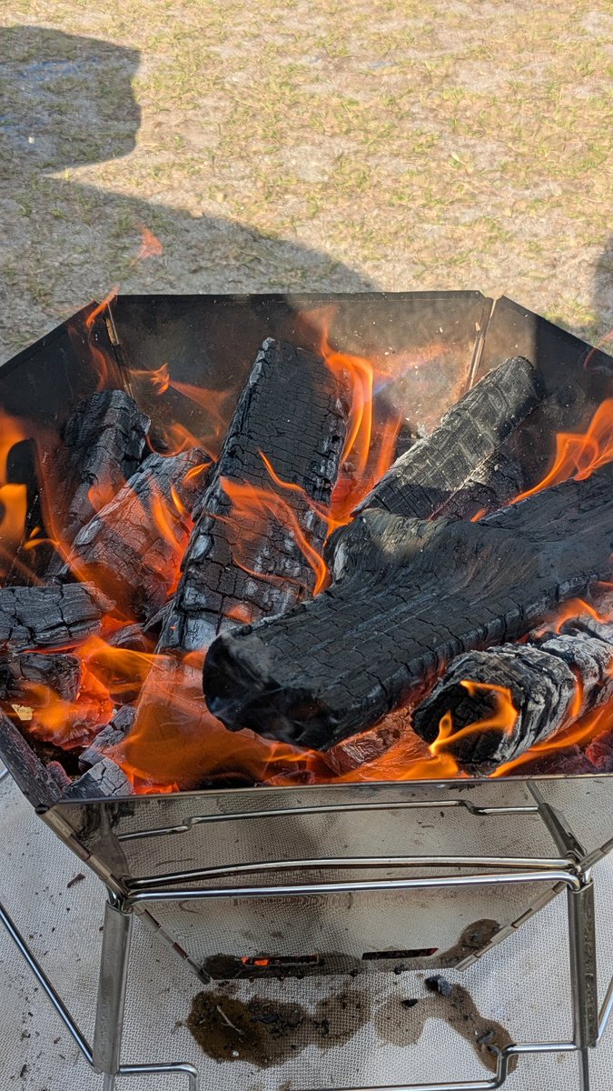 一昨日めっちゃ暑かったのに10度くらい低くなって寒い。焚き火が癒される。