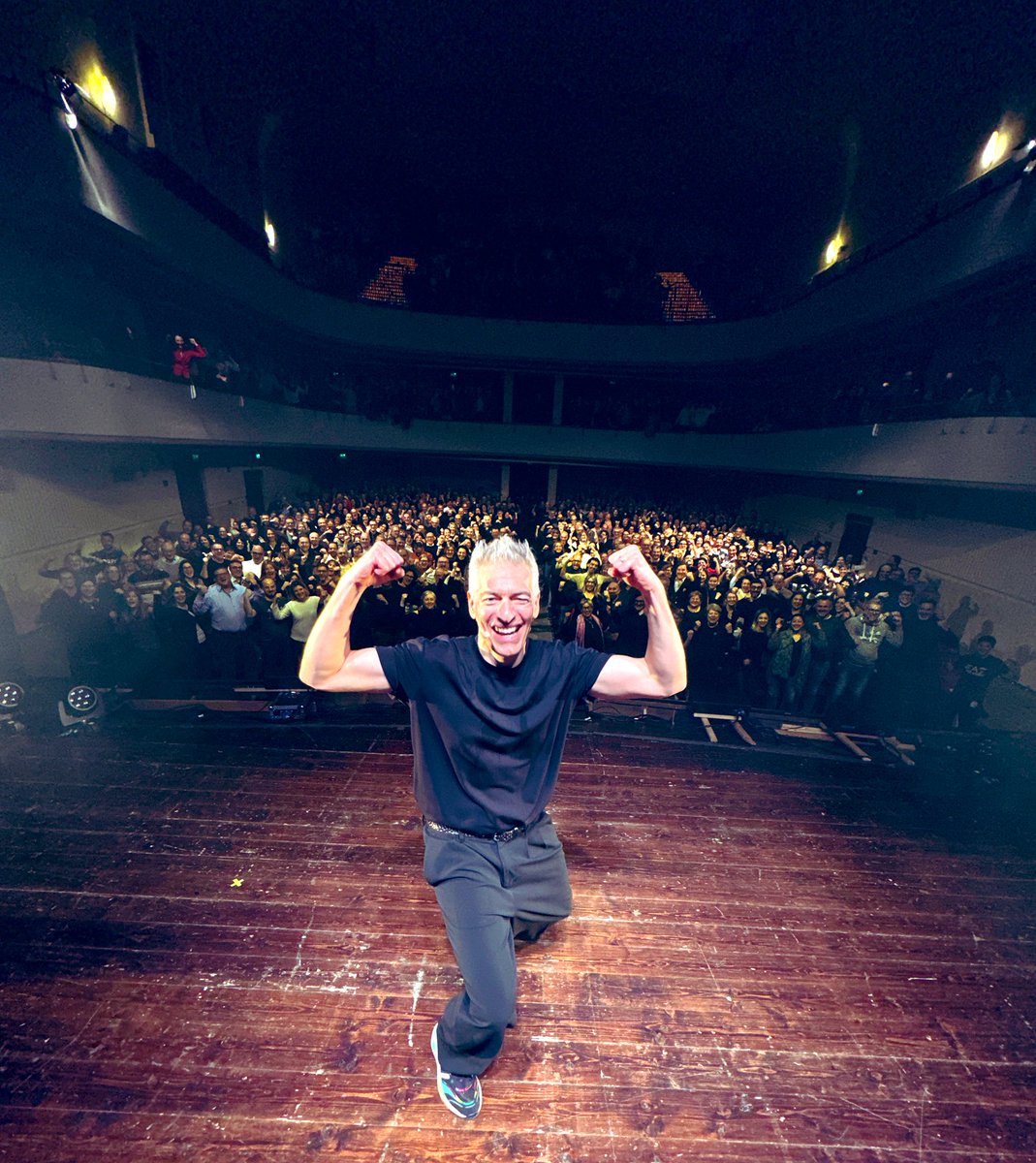 giovannivernia's tweet photo. Arigató Conegliano! Che seratona 🪐 prossime (poche) date rimaste su Ticketone grazieeee Viva la #capafresca https://t.co/oQS4mPk5Z3
