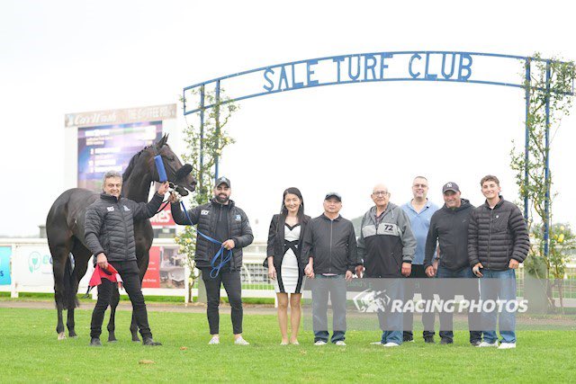 Midnight Glow delivers an incredible birthday gift for the boss in the last race at Sale!