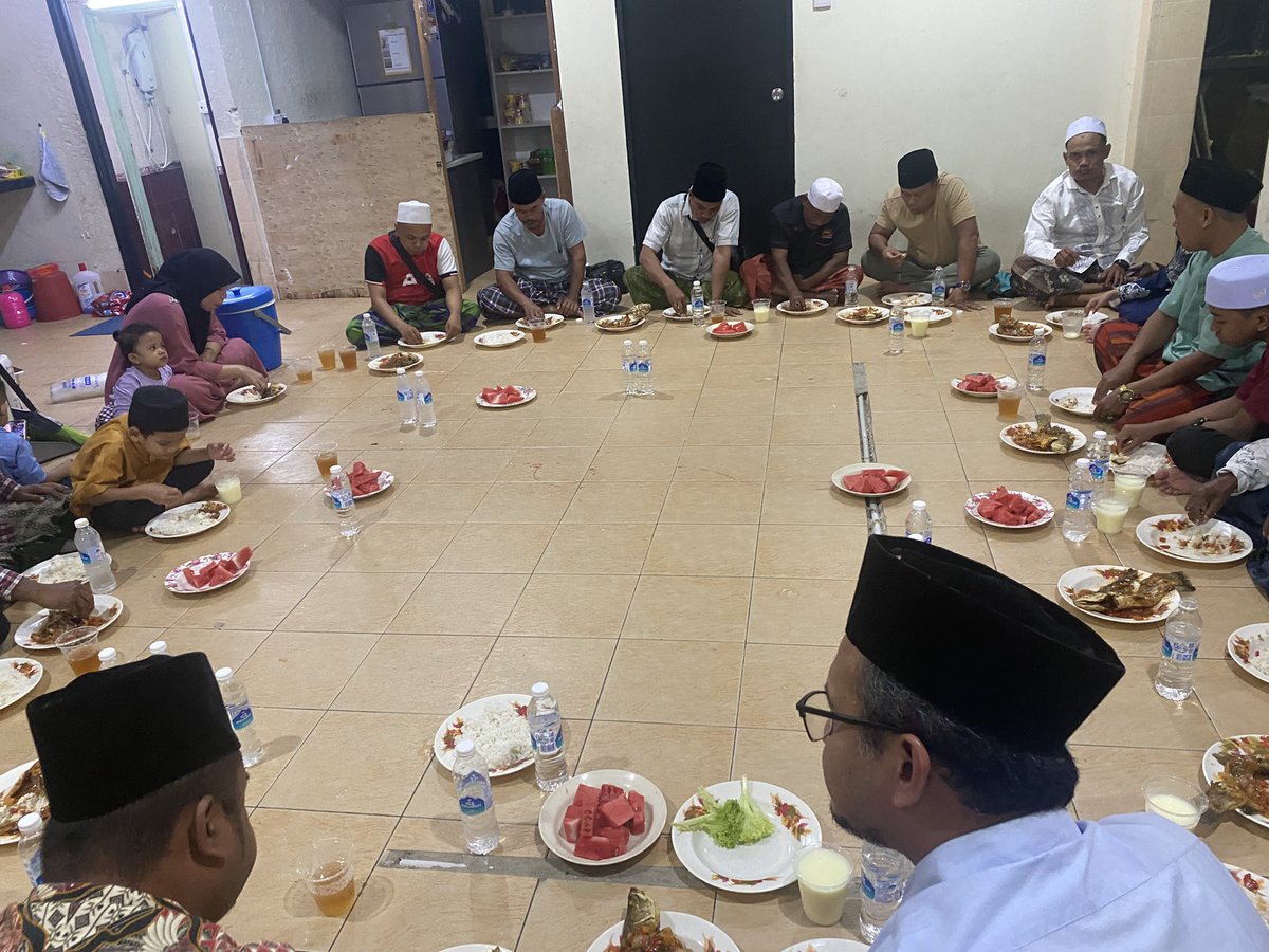 Berbagi takjil dan silaturahim dengan pengurus dan warga Sanggar Bimbingan At Tanzil Kampung Lindungan. 

Terima kasih Ust. Dr Hidayat Nurwahid <a href="/hnurwahid/">Hidayat Nur Wahid</a> atas dukungannya. Jazaakumullah khayr.