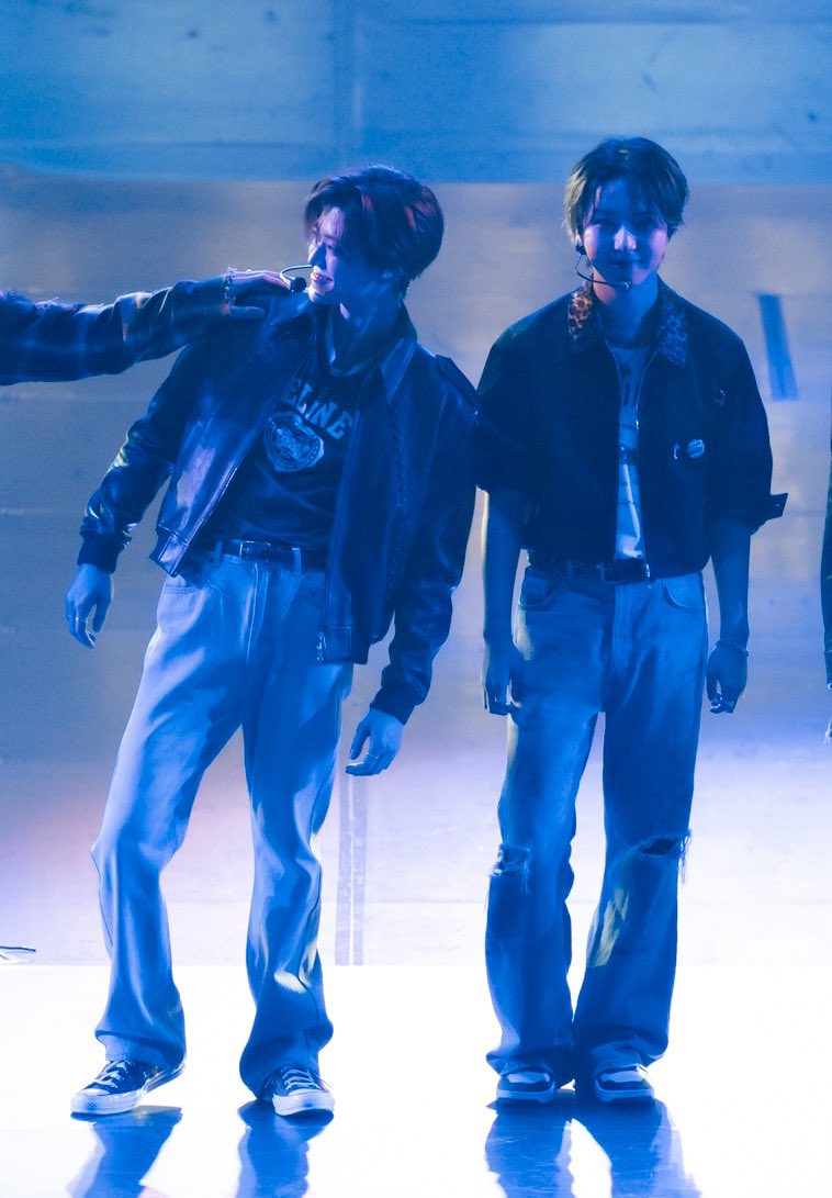 เห้ย อย่าผลักดิวะ เห้ย ๆ อย่า 

อย่าหยุด ผลักอีกเพื่อน เอาให้เซไปซบเธอ #jamren