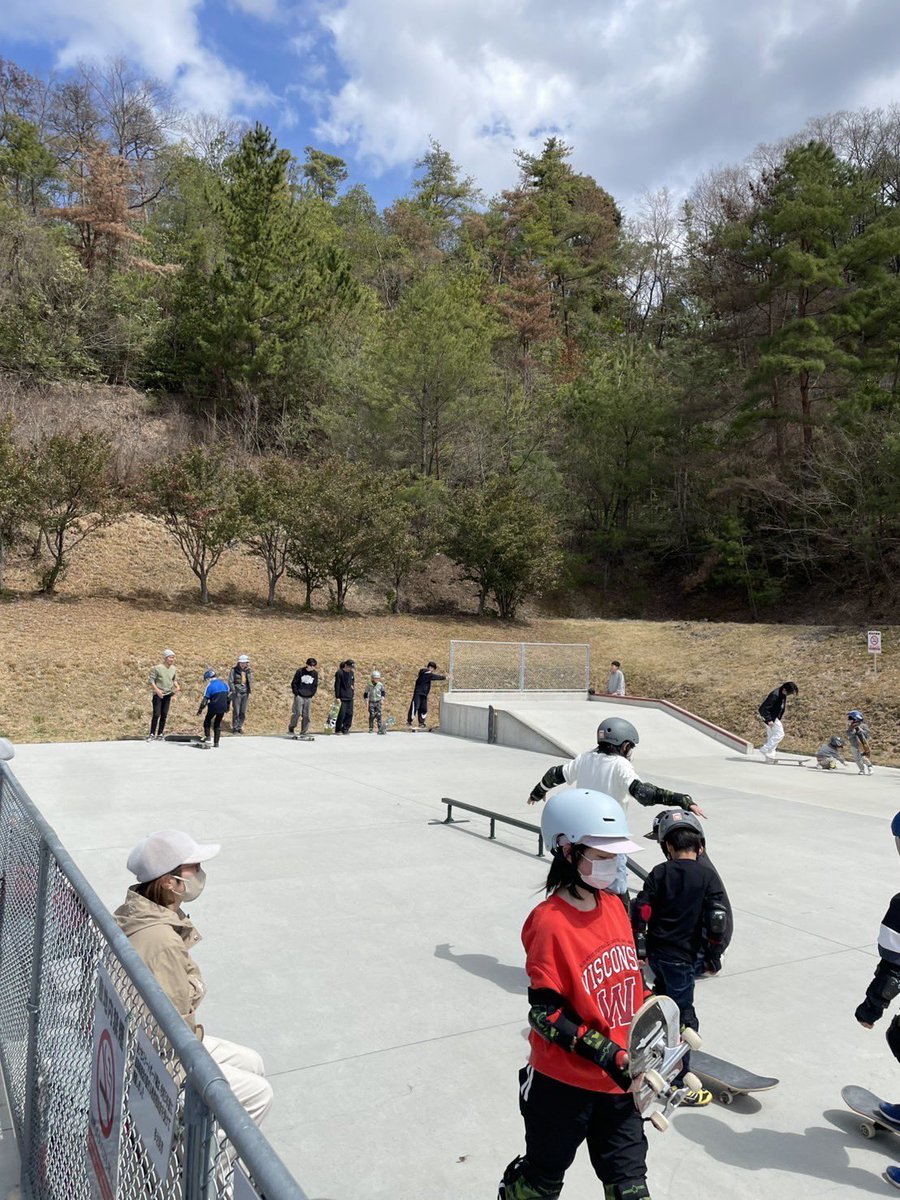 takagi_tajimi's tweet image. 多治見市星ケ台にある #星ケ台スケートボード場 のオープン1周年を記念して、午前中に無料体験会が開催されました🎊
 
天気にも恵まれ多くの愛好家と子どもたちが #スケボー を楽しんでおられました☀️
 
大切に使われていることやファンが増えていることをとてもうれしく思います。
 
#スケートボード