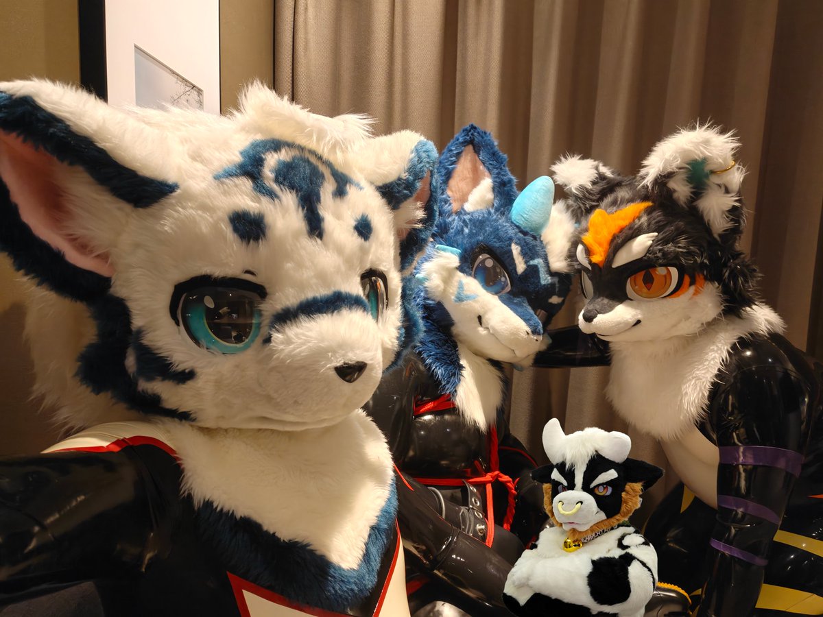 🐮：照片里再加上我！Put me in the group photo! 
🐯：好，成全你！OK, as you wish! 

Cast List:
🐯：<a href="/Jeffrey44460499/">THOMSON🐯</a>
🐲：@Suang_d_ancess 
🐶：<a href="/Ray_Rubber/">Pup Ray</a> 
🐮：<a href="/peachorpear/">大碗康师傅</a>