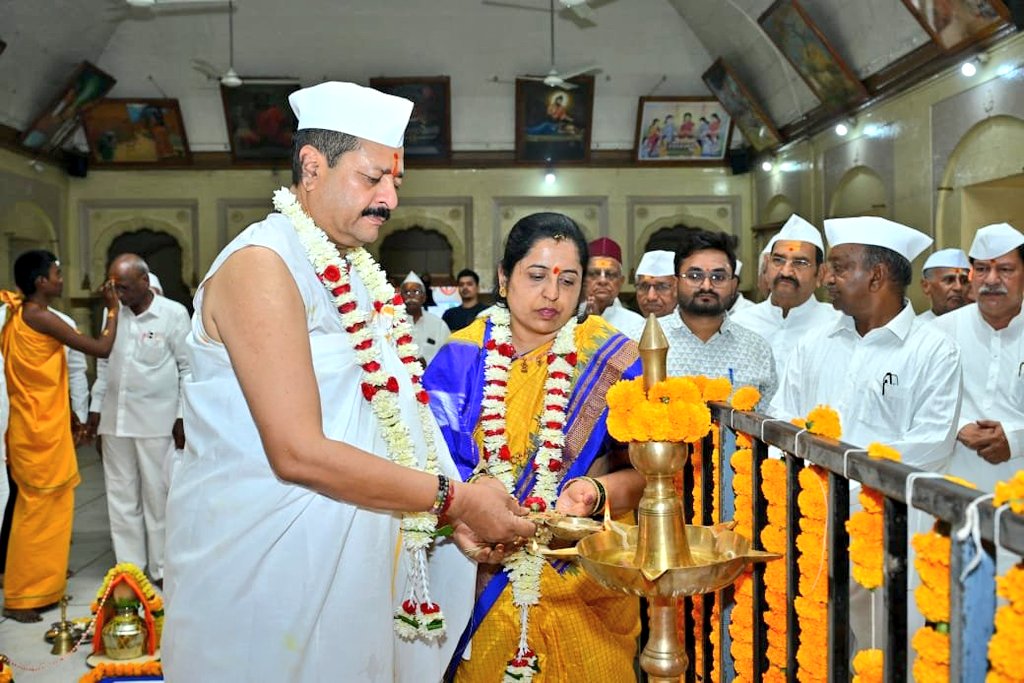ModiForBharat's tweet image. Basanagouda Patil Yatnal is not just a name. He is a Driving Force of #Hindutva. BJP State Prabhari, SahaPrabhari etc should meet the Karyakartas at Constituencies. Conducting Closed Door Meeting at Bengaluru with Adjustment Leaders is Absolutely Pathetic.
#BasanagoudaPatilYatnal