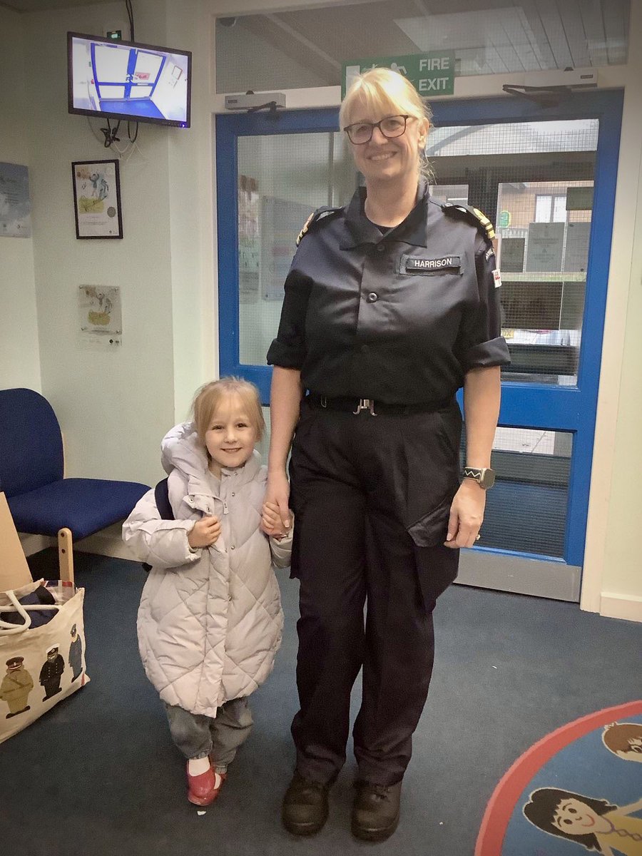 HMS_Pegasus's tweet image. Happy #MothersDay to all mothers
@RNReserve Lt Cdr Ellen Harrison pictured below with stepsons George (left) and John (right) at Georgeβs passing out parade at @HMS_Raleigh
Also below with her granddaughter, Johnβs daughter, Violet.
@RoyalNavy
@faaoa
@OfWrens