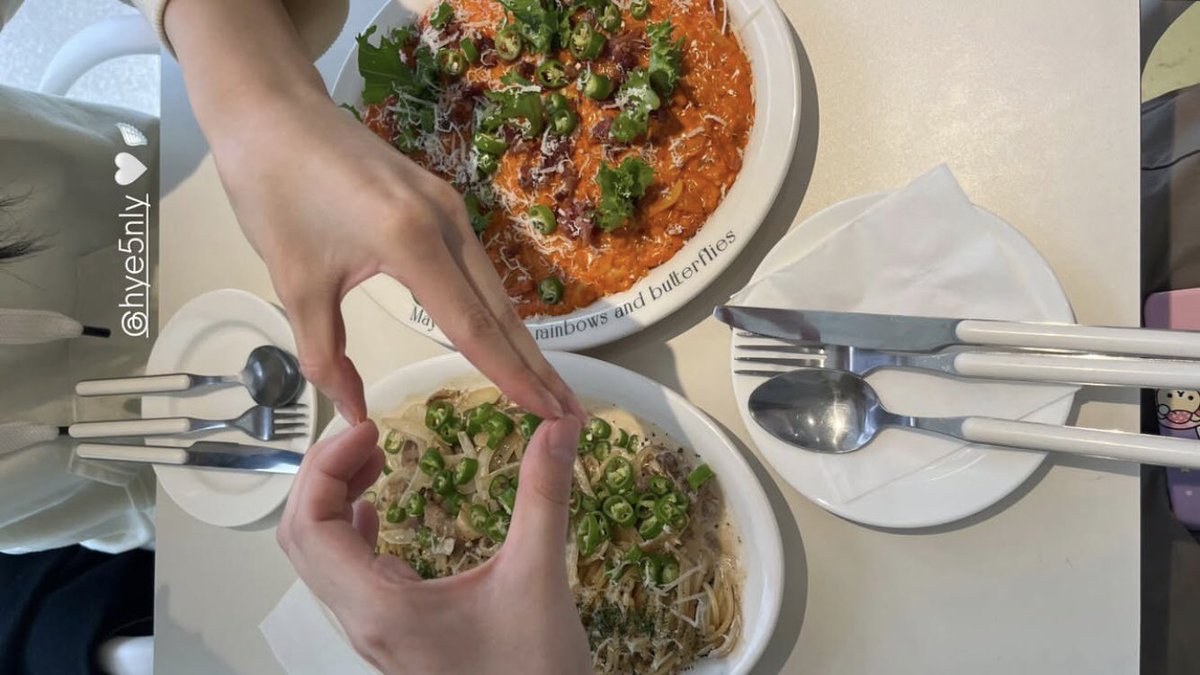 jihawnie's tweet image. i spend my day happily with hyewon_%! we treat ourselves with tasty me🅰️L 🍽⭐️ little heart that we made too, a sign that we cherish this day and many days that will come later🛴