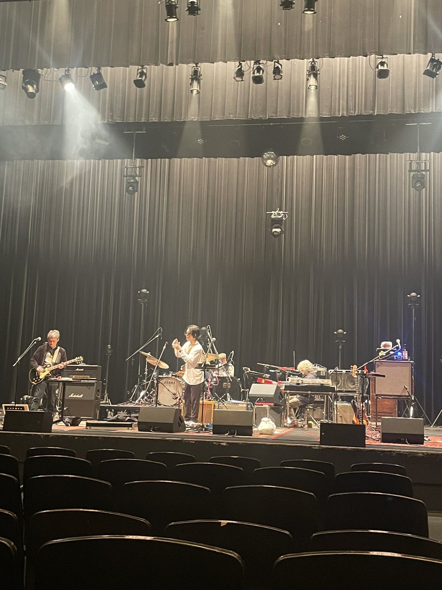 kanetoanne's tweet image. 大阪オリックス劇場。寒の戻り。が、ライブはアツく。本日ラス日の絨毯。
#grapevine #springtour