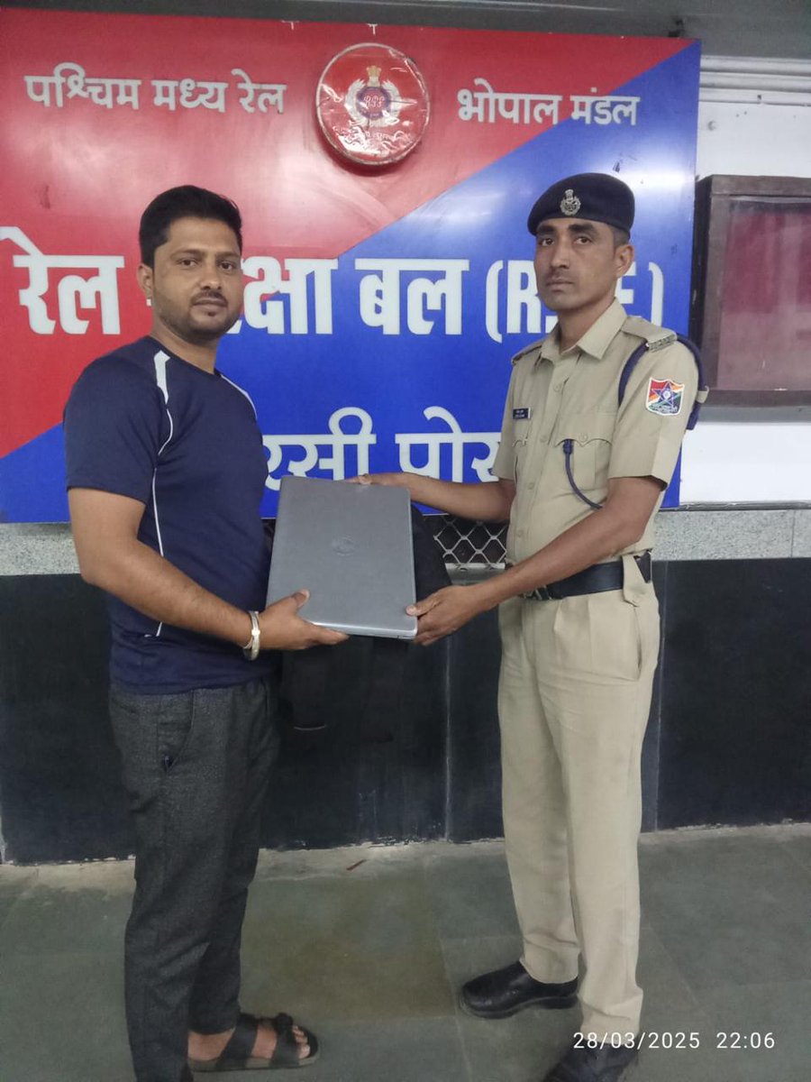 rpfwcrbpl's tweet photo. @RPF_INDIA @rpfwcr आरपीएफ़ इटारसी द्वारा गाड़ी क्र 12406 में मे छूटा यात्री का लैपटॉप कीमत लगभग 45000/ रुपये को तलाश कर ऑपरेशन अमानत के तहत यात्री को सुपुर्द किया | https://t.co/O6UBR2YTCD