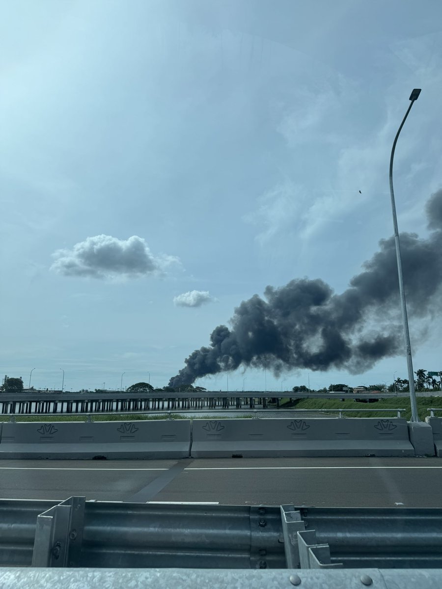 Tyashanna's tweet photo. ADA asap tebal di dekat bandara Soeta, ini apa ya? Ada yg tahu infonya? #radioelshinta #tmcpolda https://t.co/bbonMnhDFX