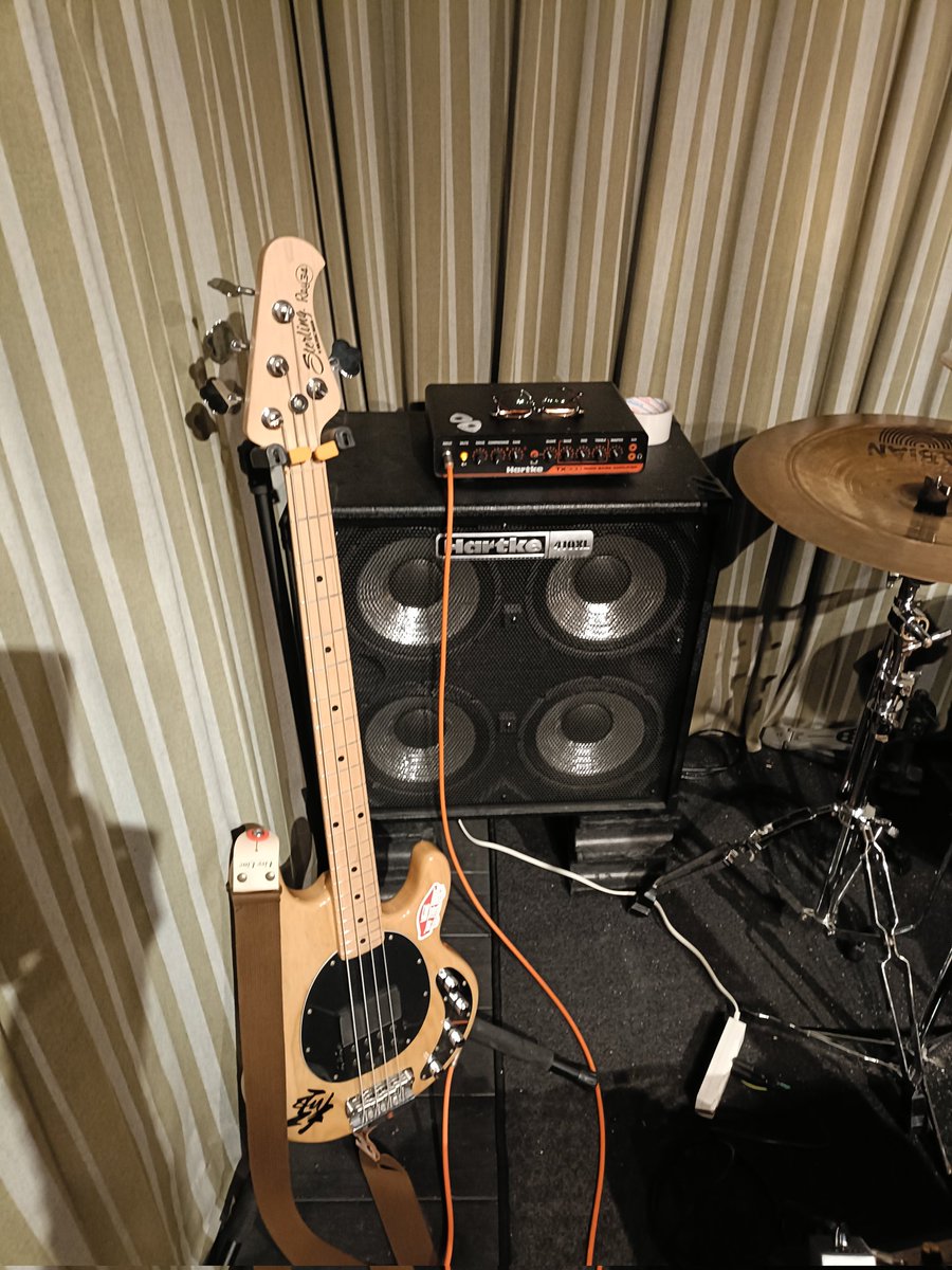 今日はベースとして10年ぶりくらいのライブ！
リハなのに緊張してミスだらけ…
本番は勢いで緊張を晴らそう…！
