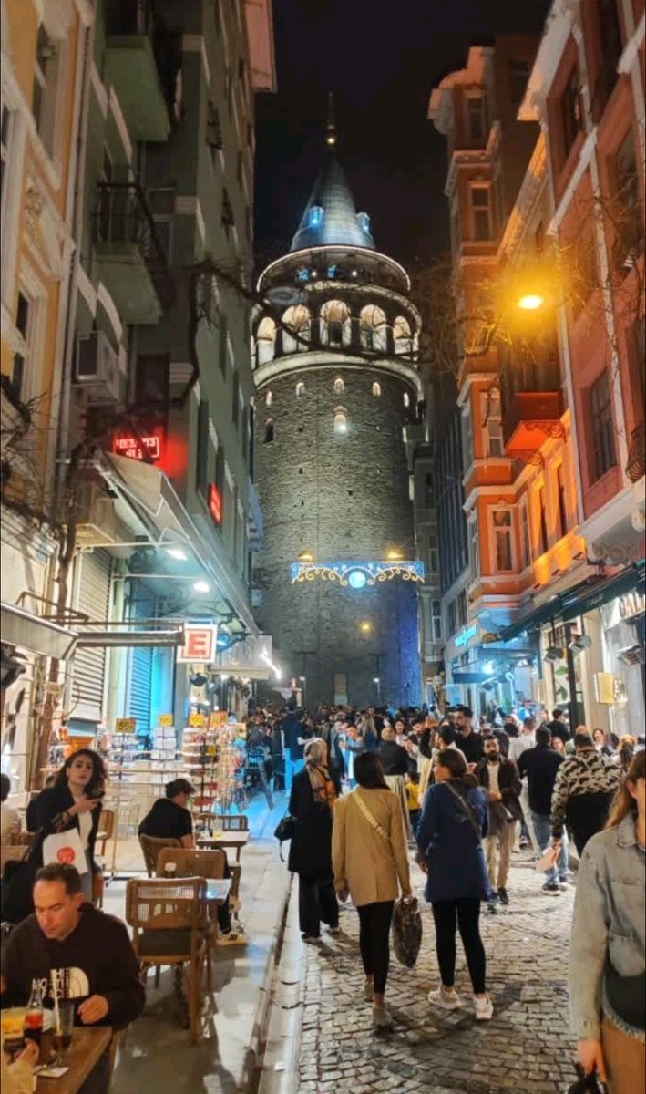 MehmetCelb87409's tweet image. #Kuş olsaydık, #zahmet vermeyelim diye #ağaç dallına #bile konmazdık... İnce #düşüne düşüne #kopardık kendi #iplerimizi..."