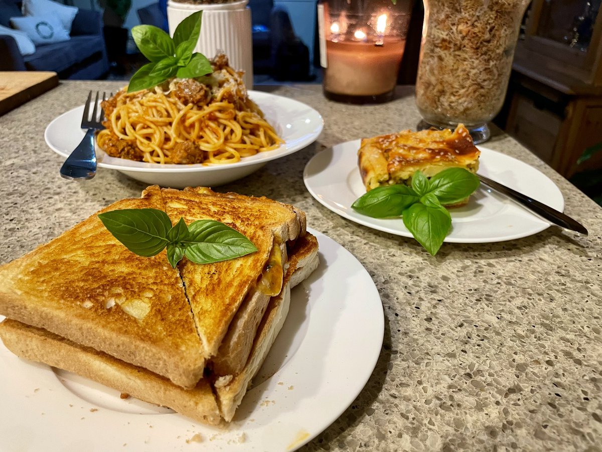 NatalieMoran20's tweet photo. And for La famiglia it’s all the leftover bits with a side of ‘No Arguments’ #simplesunday #grateful https://t.co/yTtddDWYz2
