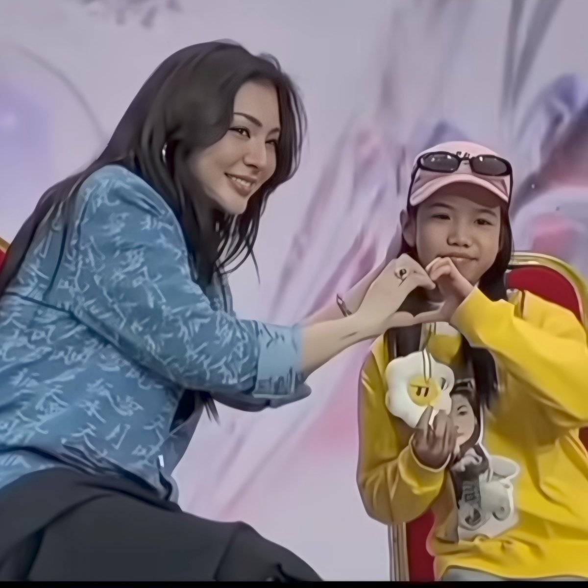FayeYokoJourney's tweet photo. Oh, look!  A little girl, a FayeYoko fan, is there. 🥰

Ctto.
FAYE TIMELESS LOVE IN BKK 
#MGIxFaye1stFanMeeting #FayePeraya https://t.co/WLSbwT3MPN