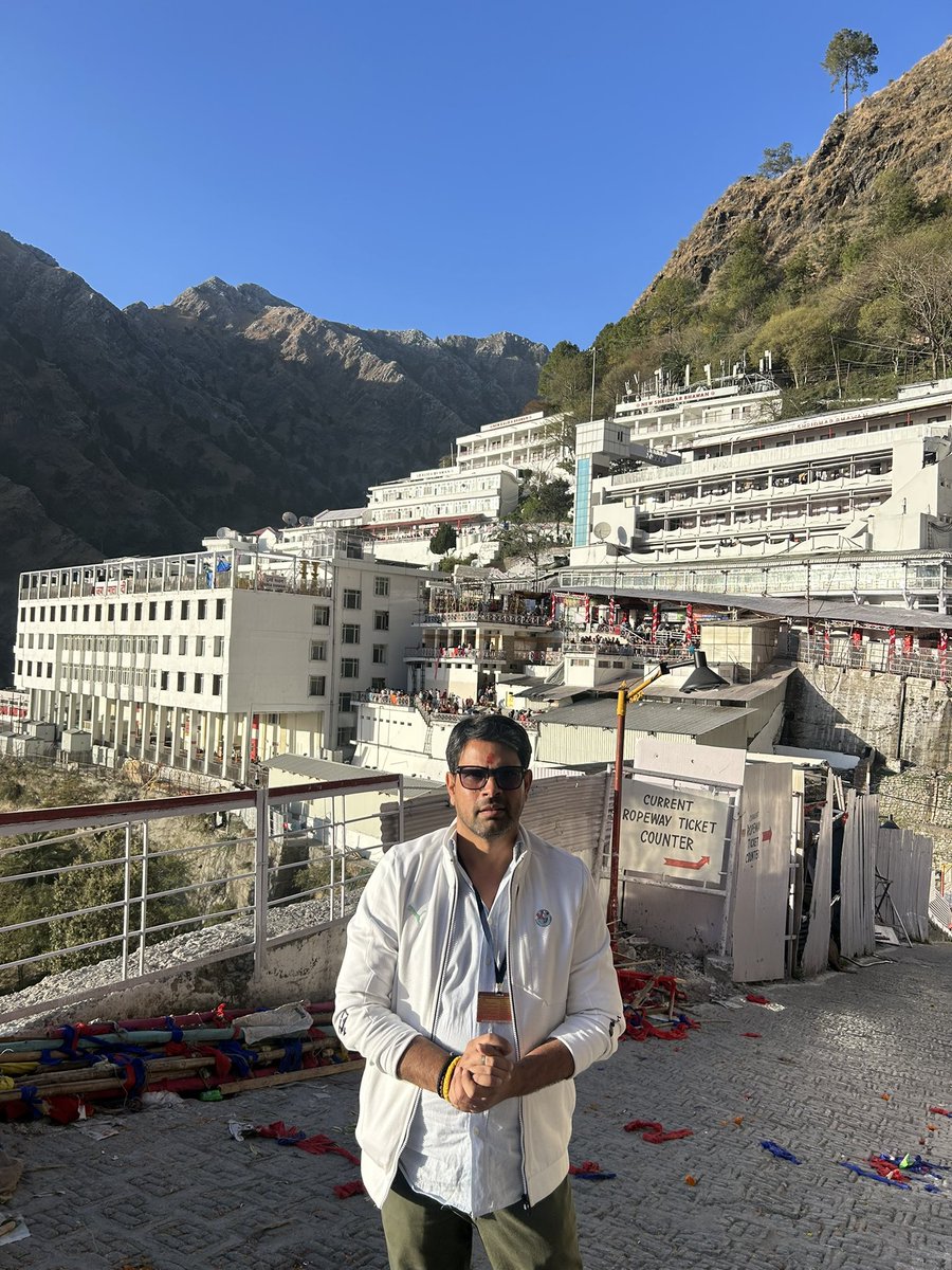 त्रिकुटा पर्वत पर विराजमान माता वैष्णो देवी जी के दर्शन कर आशीर्वाद प्राप्त किया । भवन से कटरा का रात्रि में लिया विहंगम नजारा ।चेत्र नवरात्रि की हार्दिक शुभकामनाएँ ।जय माता वेष्णो वाली की भक्तों पर सदैव कृपा बनाए रखे माँ 🙏