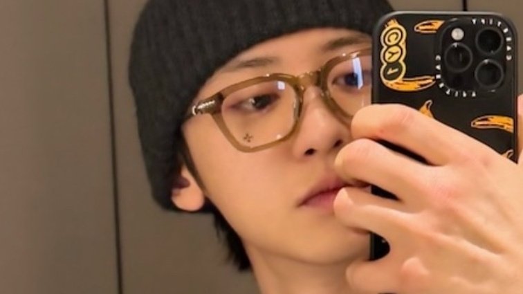 solacechanyeol's tweet photo. why chanyeol looks so pretty with this outfif and his skins so milky and bright https://t.co/Oba3IEQdm2