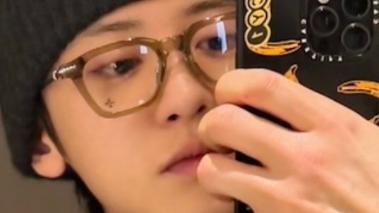 solacechanyeol's tweet photo. why chanyeol looks so pretty with this outfif and his skins so milky and bright https://t.co/Oba3IEQdm2