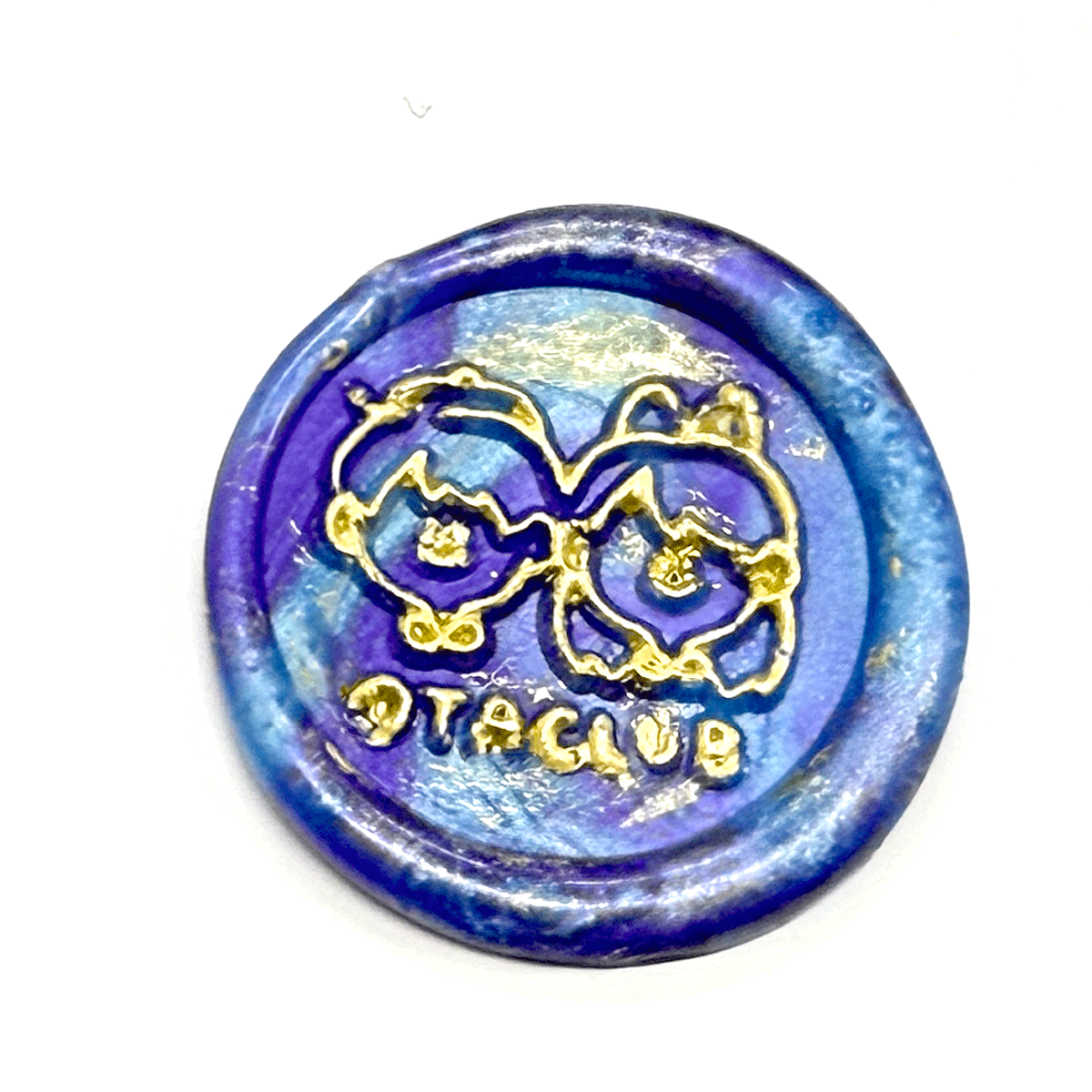 otaclub's tweet photo. 【新商品開発中】
1枚目…クリアスタンプを作ってみたいということで、試しに作ってみました！（写真に補正をかけています）クリア特有の押しやすさがあってかなりいい感じです。オリジナルでクリアスタンプを安価で作れるように、ブラッシュアップしていきます！よろしくお願いいたします！
2枚目…シーリングスタンプを作ってみたいということで、試しに作ってみました！手際が良くなかったのか、金色の塗りに大失敗したので、もう少しいい仕上がりになるように調整します！25mmのヘッドが1個1200円前後でオリジナルで作れるようになる予定です。ワックス部分も販売予定です。（1色100粒入りで150円程度）