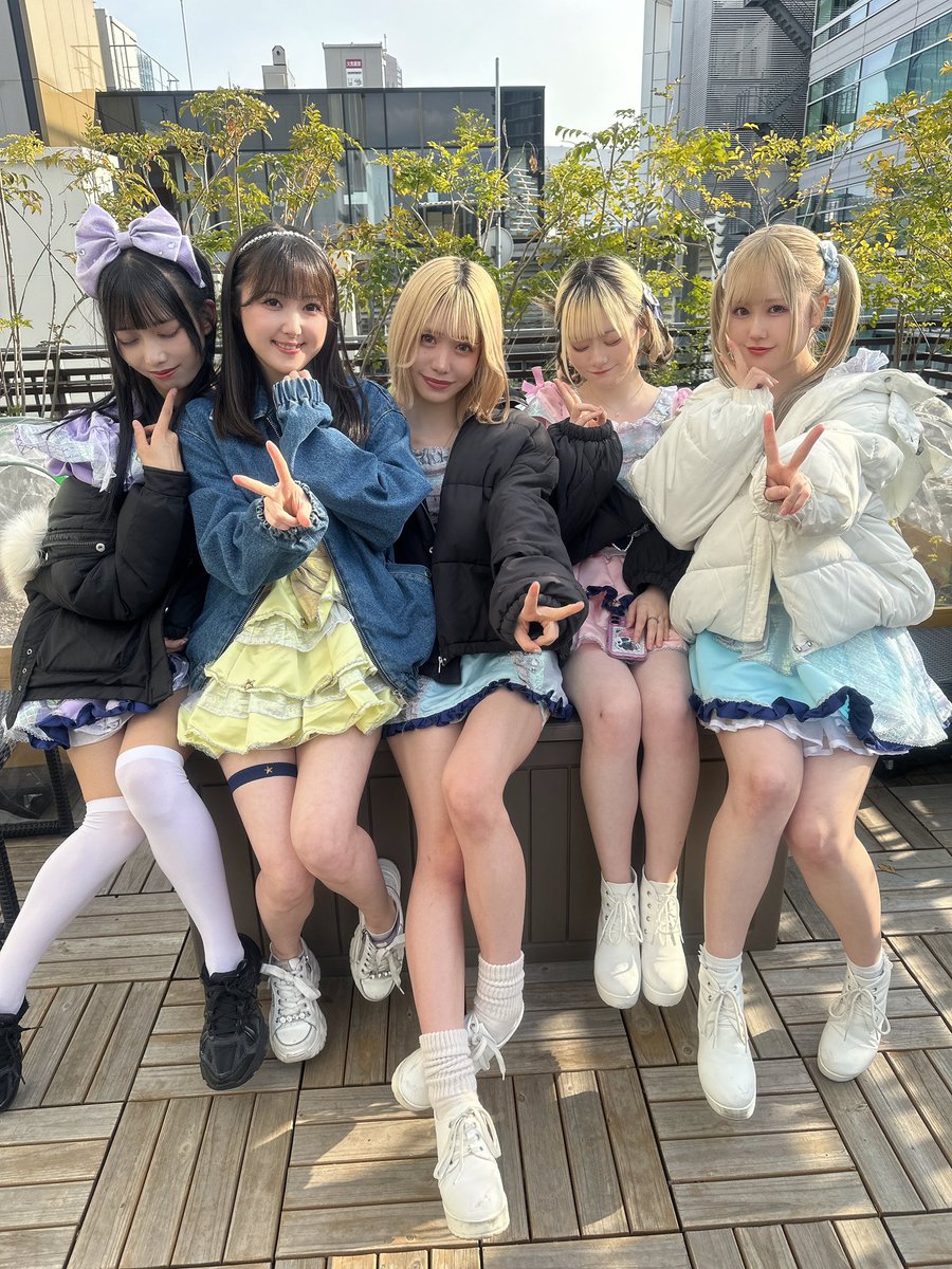 star_droptune's tweet photo. 1つの椅子にみんなで座ったよ✌️ https://t.co/ng5qXRhCFT