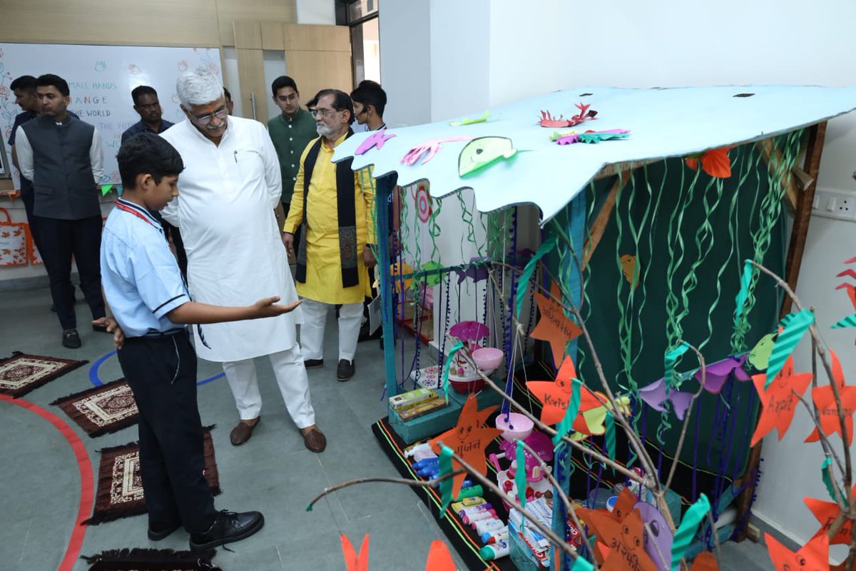 DamanPublicity's tweet photo. Hon’ble Minister of Tourism, Shri Gajendra Singh Shekhawat, visited Swami Vivekananda Vidya Mandir (Zanda Chowk School) and reviewed the available facilities. He interacted with the students, learning about their educational experiences, infrastructure, and needs. Encouraging the young learners, he motivated them to pursue their studies with dedication and perseverance. The students shared their thoughts and sought guidance from the minister. This interaction proved to be inspiring for everyone and reinforced efforts to enhance the quality of education and facilities in the school.