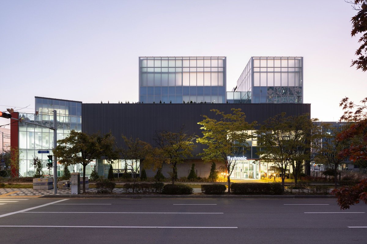 Archello's tweet image. The Bystronic Brand Experience Center, designed by Seoinn Design Group, translates the company&apos;s core processes of bending and cutting into architectural form.
buff.ly/ComGn6K

#IndustrialArchitecture #PrecisionDesign #MaterialExpression