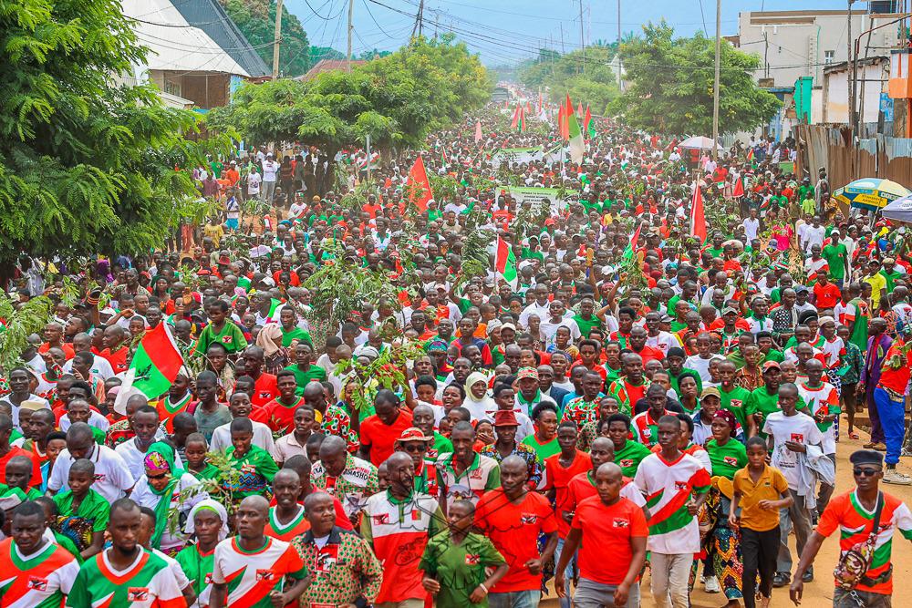 IntumwaNews's tweet image. Le 29 mars 2025, dans la province de #Burunga, les militants du parti @CnddFdd  ont organisé une cérémonie à l'allure d'une démonstration de force et l'affirmation de la puissance du parti de l'aigle dans la commune de #Nyanza. L'événement a été honoré par la présence du