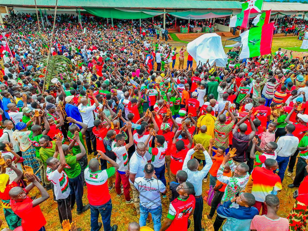 IntumwaNews's tweet image. Le 29 mars 2025, dans la province de #Burunga, les militants du parti @CnddFdd  ont organisé une cérémonie à l'allure d'une démonstration de force et l'affirmation de la puissance du parti de l'aigle dans la commune de #Nyanza. L'événement a été honoré par la présence du