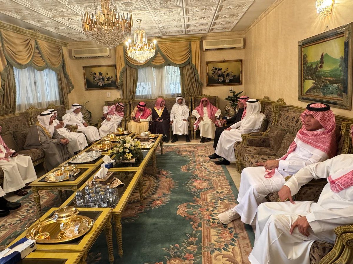 احتفلت عائلة آل صالح 
صباح اليوم الأحد في ضيافة الوالد الشيخ سعد بن محمد بن صالح بعيد الفطر السعيد بحضور افراد العائلة وجمع من الاقرباء والاصدقاء تخلل الاحتفال الاحاديث الودية واختتم بتناول طعام الفطور أعاده الله علينا وعلى المسلمين باليُمن والخير والبركات.وكل عام والجميع بخير