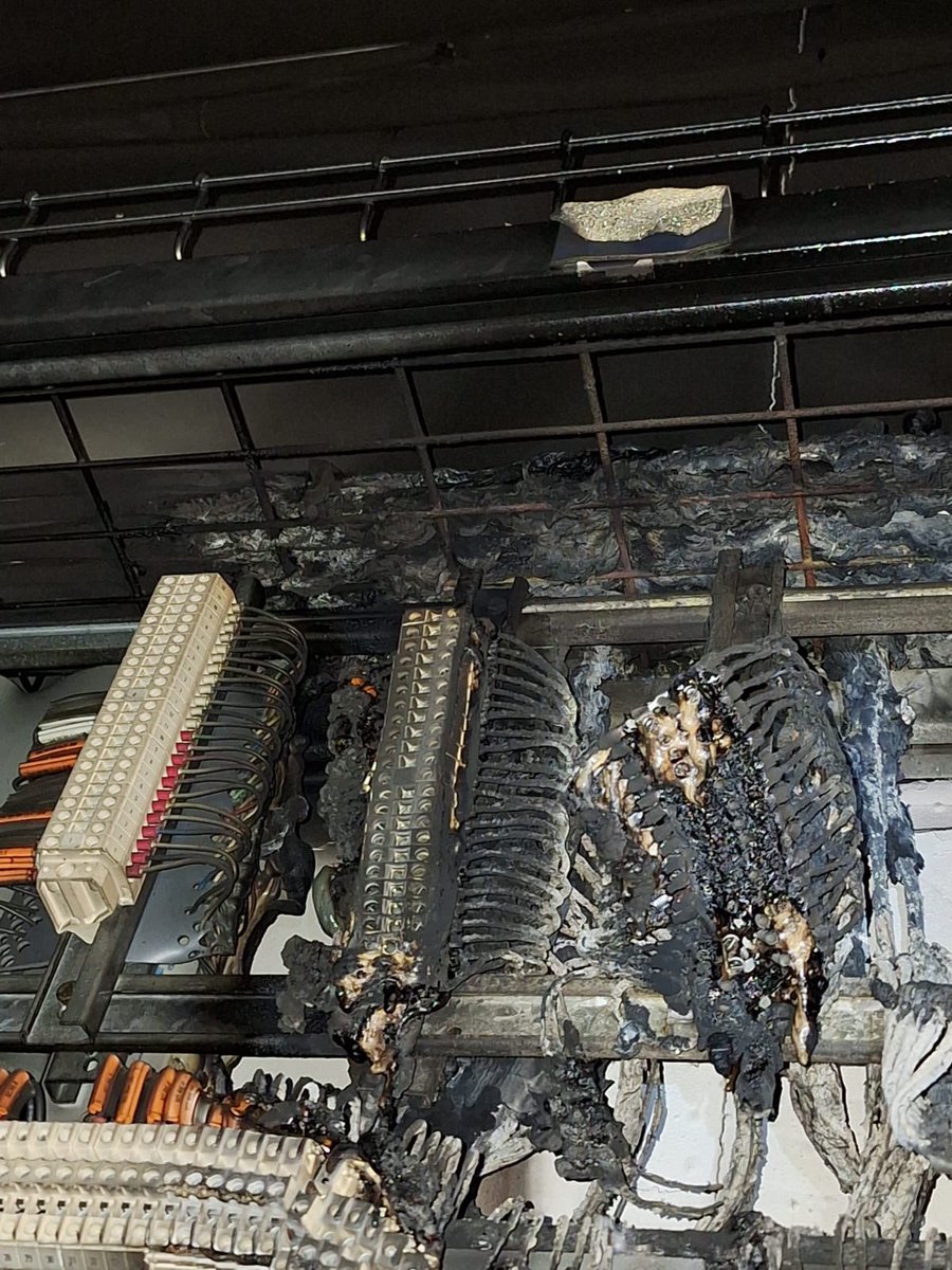 ⚠️INCENDIE au poste d’aiguillage de Tours: Les équipes <a href="/SNCFReseau/">SNCF Réseau</a> sont 💯 mobilisées jour et nuit depuis hier pour réparer au plus vite les dégâts qui empêchent aux trains d’accéder à la gare. En attendant les trains 🚊 partent et arrivent depuis la gare de St-Pierre des Corps