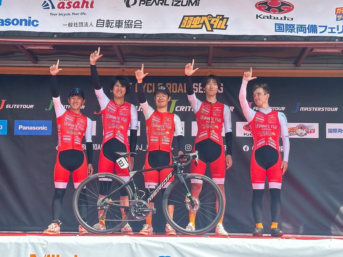 ryotokotoko's tweet photo. 地元2連戦終了🗻
帰宅しました。
@levantefuji
#meridabikes #Kabuto #sellesmp #mizutanibicycle #panaracer
#magene #growtac
#footmax #bodytoughness
#scicon #manys #hagoromofoods #lezyne #decoja #karadafactory
#itoen #evian #ワコーズ https://t.co/ktVshJaHf8