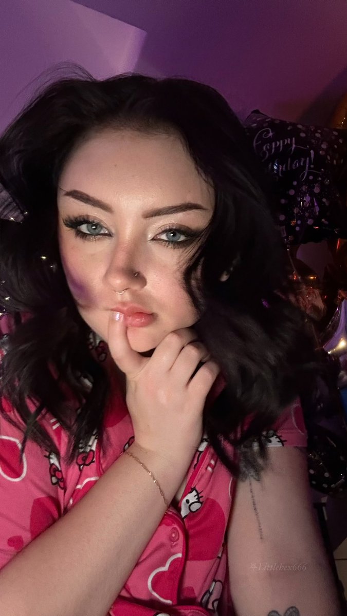 littlehex666's tweet photo. gn from the bday girl 🖤🩷🖤🩷🖤🩷 https://t.co/qHerJ1j2nw