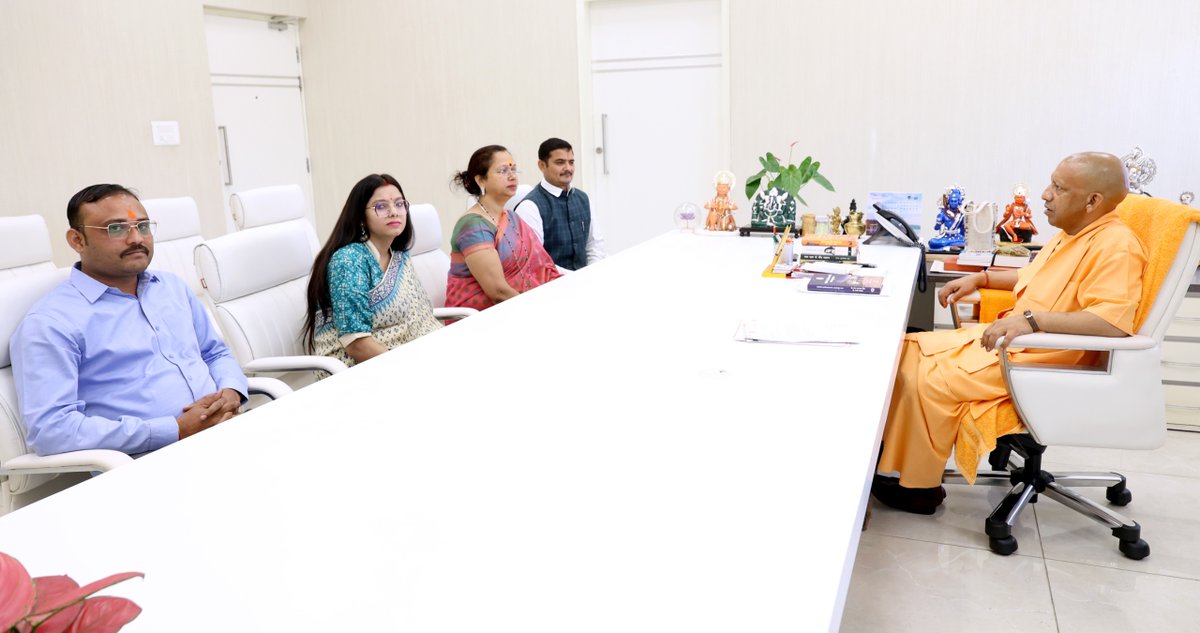 मुख्यमंत्री श्री <a href="/myogiadityanath/">Yogi Adityanath</a> जी महाराज से आज लखनऊ में उत्तर प्रदेश राज्य महिला आयोग की सदस्य श्रीमती अंजू प्रजापति जी, श्री हीरेन्द्र प्रताप सिंह जी (निदेशक, उत्तर प्रदेश सहकारी आवास संघ), श्री सौरभ अग्निहोत्री जी (मुख्य कार्यकारी अधिकारी, मृत्युंजय ट्रस्ट) एवं सुश्री अंकिता