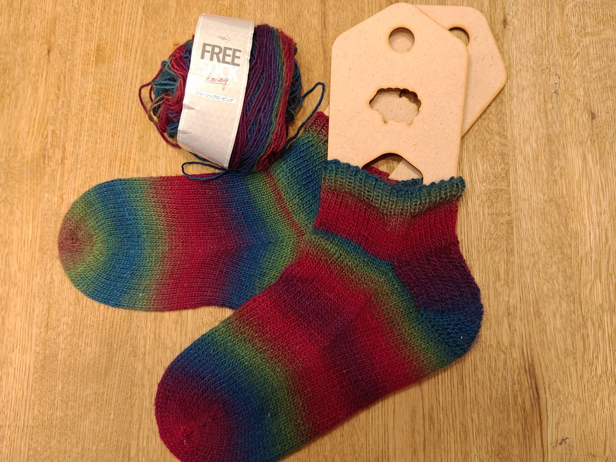 年末から仕事もプライベートも忙しすぎて全然ツイートできてませんでしたが、少しずつ編んでます。家にいる時間が短くて編み機があまり使えてないです( ; _ ; )

最近は頼まれて人形作成が多めです。青い目の子が最新作🐸
 #あみぐるみ   #棒ぐるみ #編み物好きさんと繋がりたい  #編み物男子