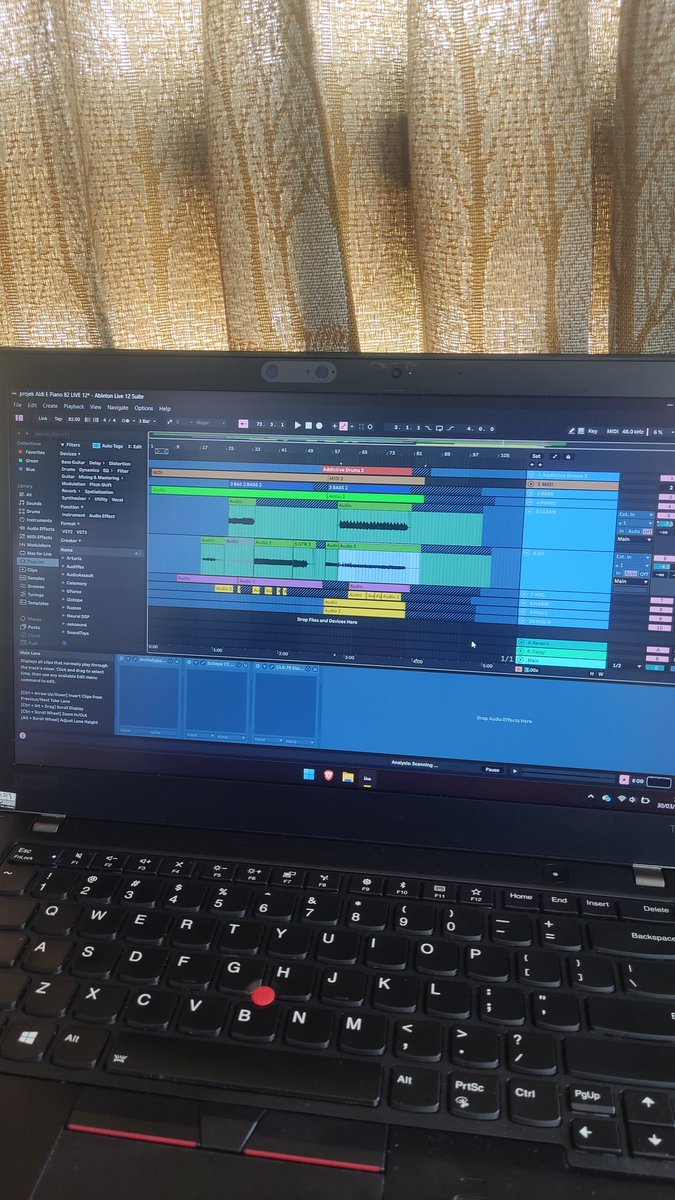 Aku sudah punya laptop lagi, jadi AKU BISA NERIMA KOMIS LAGI HEHE. Lagi aku siapin dulu ya, bakal ada promo lebaran nih. Bakal buka buat musik coveran juga atau lagu ori mungkin yang tertarik? More info soon 🥰