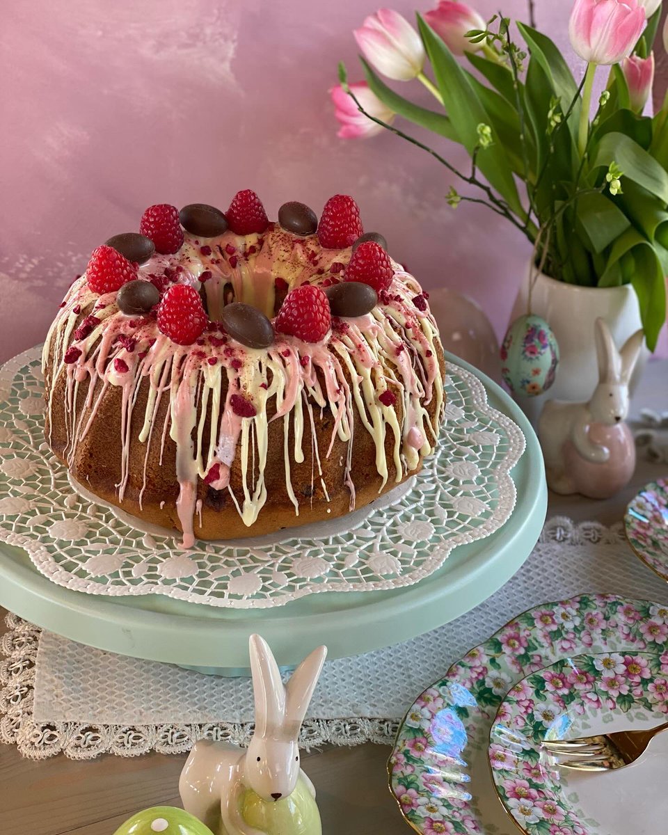 SAFTIGER EIERLIKÖR-GUGELHUPF MIT HIMBEEREN! GUGELHUPF ZU OSTERN BACKEN! ... youtu.be/-eg5y75uVZw?si… via <a href="/YouTube/">YouTube</a>