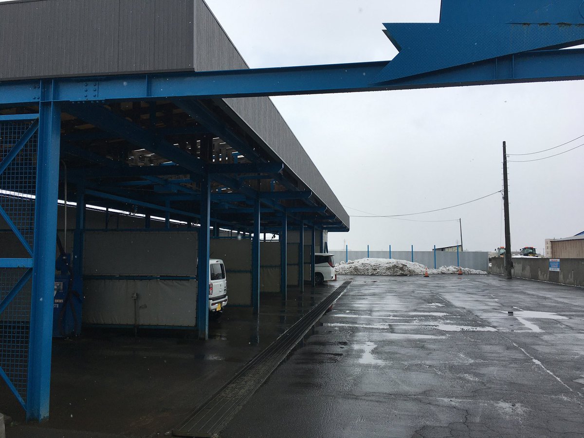 青森県弘前市向外瀬豊田 城東バッティングセンター環状線店隣 洗車機はアベテックさんの高圧スプレー洗車機が5台 クリーナー1台 広いスペース 洗車料金も手頃  そして何より嬉しい屋根付きの洗車スペース✨ 雪国は屋根がないとね👍