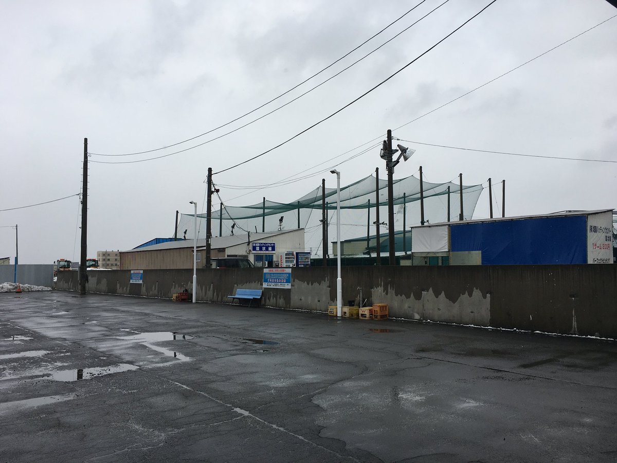 青森県弘前市向外瀬豊田 城東バッティングセンター環状線店隣 洗車機はアベテックさんの高圧スプレー洗車機が5台 クリーナー1台 広いスペース 洗車料金も手頃  そして何より嬉しい屋根付きの洗車スペース✨ 雪国は屋根がないとね👍