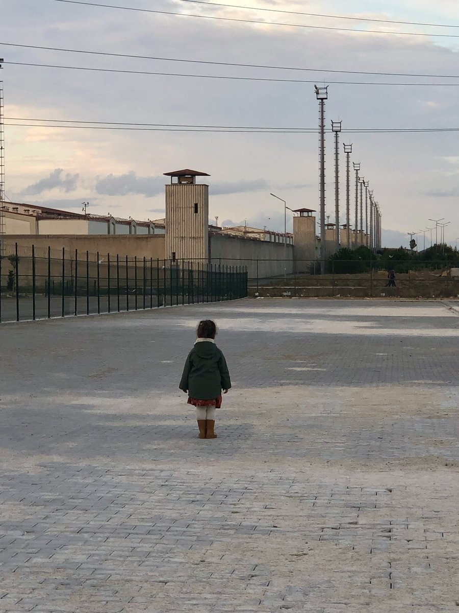 Tayfun'un hukuksuz tutsaklığının üçüncü yılında yedinci bayramda da ailemizi cezaevi duvarları ayırıyor.

Kızımız Vera bayramlıklarını giydi, ancak babasına sarılamadı.

Üç yıl yedi bayram önce eşim Tayfun Cebir ve Şiddet ile Hükümeti Devirmeye Teşebbüs Ettiği iddiasıyla 18 yıl