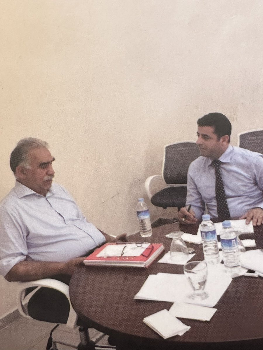 Abdullah Öcalan ve Selahattin Demirtaş’ı büyük bir tutkuyla seven 8.5 milyon insanımıza sesleniyorum…

İnşallah önümüzdeki kurban bayramı Selahattin Demirtaş’la bizzat görüşüp bayramlaşarak sarılabileceksiniz…

İnşallah bir sonraki ramazan bayramı, Abdullah Öcalan -kendi tercih