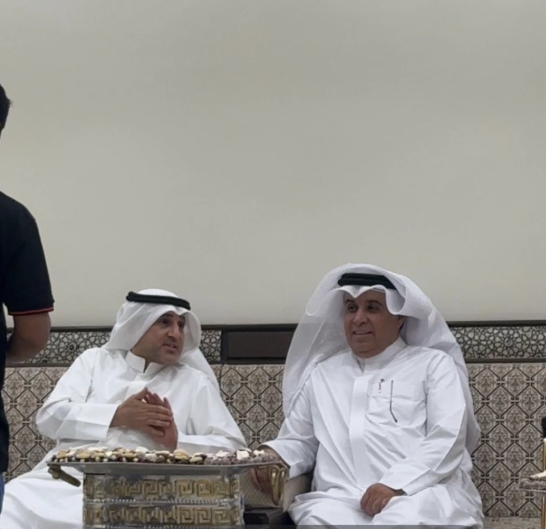 وجهي من الطيب ما غير يتواكل 
شلون اجازي كبارنا بالمواقيف 

نرمي على كتوفهم كبار المشاكل 
و يرمون على كتوفنا كبار المعاريف 

صوره تجمع أصحاب الايادي الكريمه والنفوس الطيبه من اليمين العم الغالي : مبارك خلف القحص والوالد غزاي فيصل الجميشي ❤️❤️