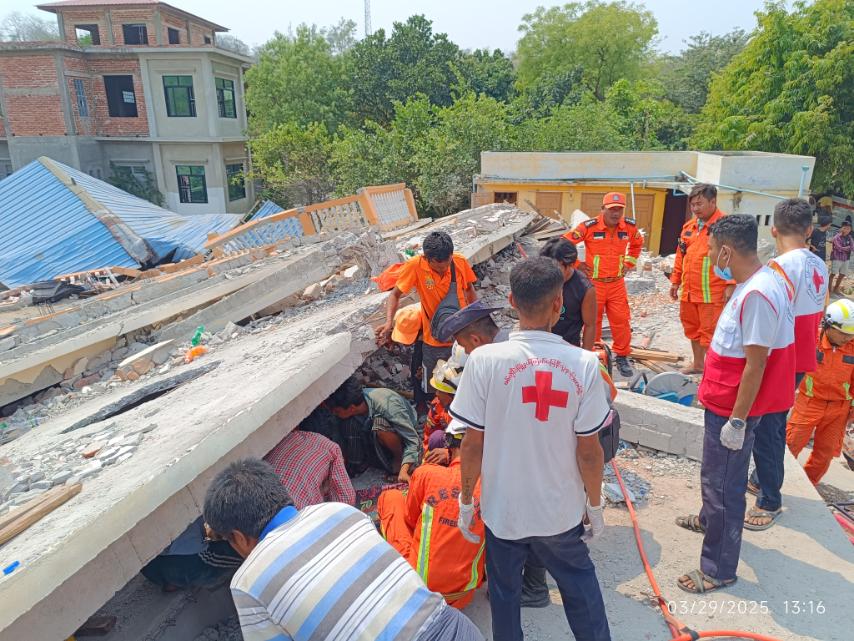irrawaddymedia's tweet photo. စစ်ကိုင်းတွင် ၃၆ ဦး အသက်ရှင်လျက် ကယ်ထုတ်နိုင်

ပုံစာ -စစ်ကိုင်းမြို့တွင် ကယ်ဆယ်ရေး လုပ်ဆောင်နေပုံ/ MFD
#WhatsHappeningInMyanmar
#MyanmarEarthquake
#Earthquake2025
#earthquake #Sagaing
#Mandalay
#Naypyitaw
#RejectMilitaryCoup
Support The Irrawaddy: https://t.co/WcoLsaB8Gz https://t.co/ECy6iEPi8L