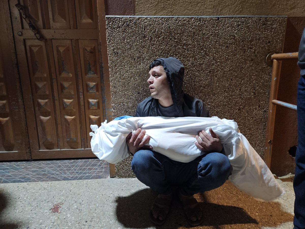 Gazze: Babaların çocuklarına bayramlık yerine kefen giydirdiği topraklar...