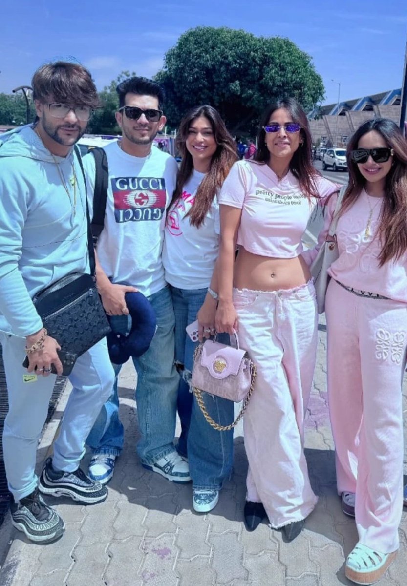 Shalin123fan's tweet photo. Shalin Bhanot with Arjun Bijlani and Nia Sharma 🔥

#shalinbhanot #Arjunbijlani #niasharma https://t.co/cSSc763cxD