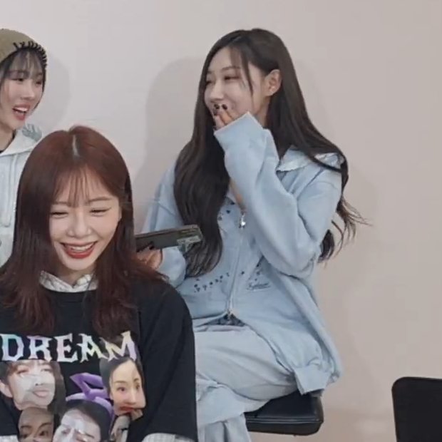 hothdong's tweet photo. They're praising Handong's outfit and mentioning that she likes lace a lot <3 https://t.co/O1hMjAXUGm