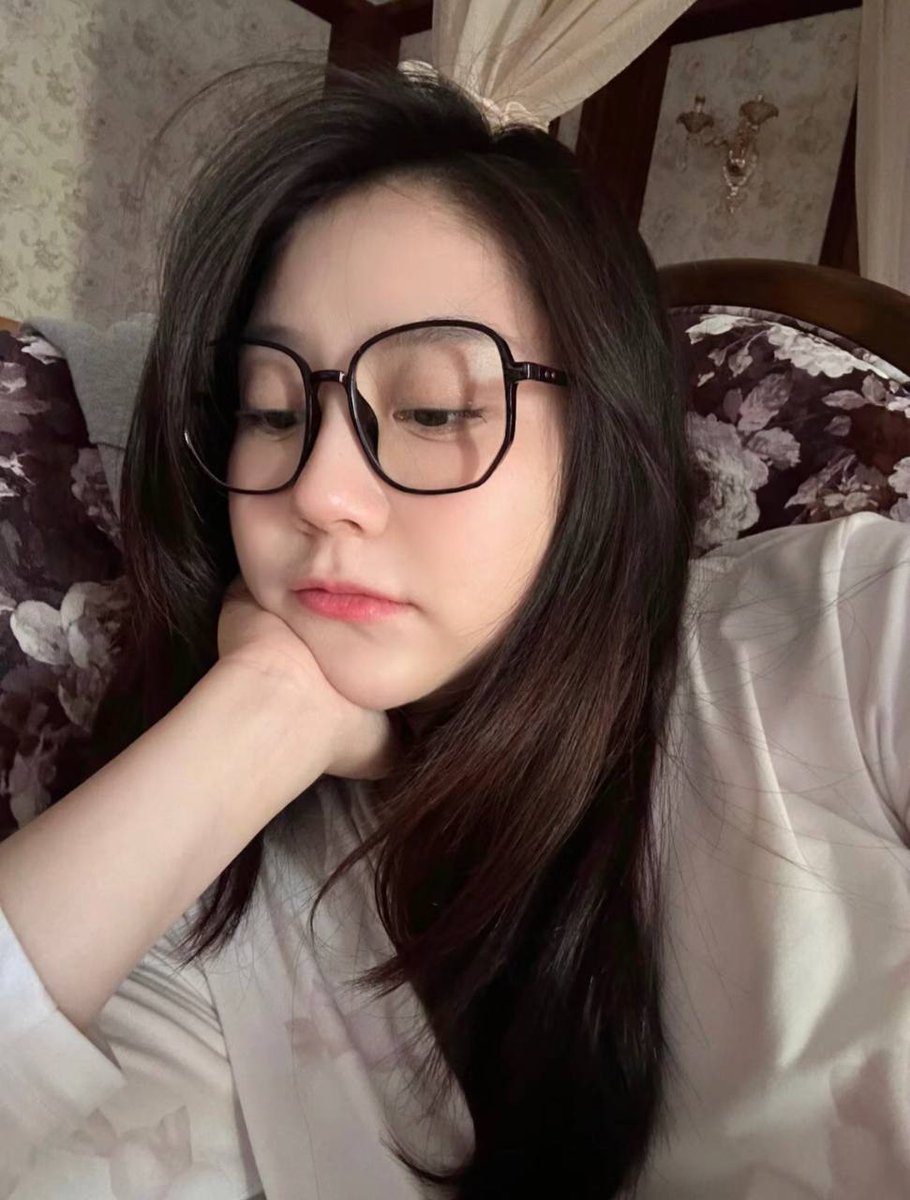 周末即将结束，不是都说年少不知少妇好吗？为什么我除了寂寞陪伴就没有其他的了？希望今晚将有幸获得一个成熟稳重温柔的男性度过～来纪念一下 我到推特的第一周年❤️ 
唯一的要求就是只谈感觉，不谈情。不打扰彼此的家庭生活～
希望同城或者附近的同龄男性朋友可以大胆一点联系～
联系方式放在主页哟😘 https://t.co/t0jVEOtjWn