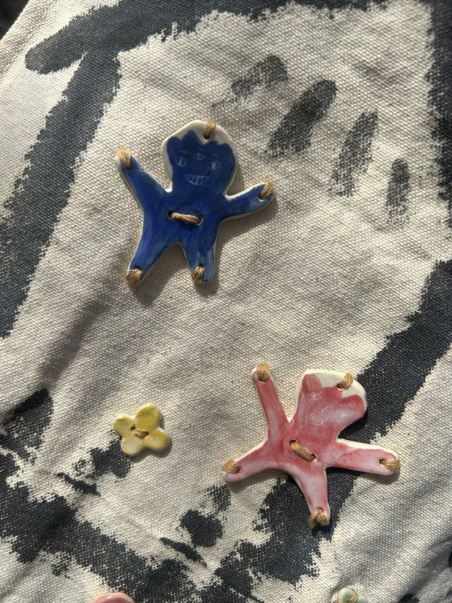 西荻窪のニヒル牛さんで行われてる
#ニヒル牛25周年ここにしか無いカバン大集合
のカバンがようやく完成しました！
陶で作ったボタンをそれぞれ25個縫い付けてあります。あの子達も居ます！
明日午後16時くらい到着の予定です。
どうぞよろしくお願いします。
#ニヒル牛