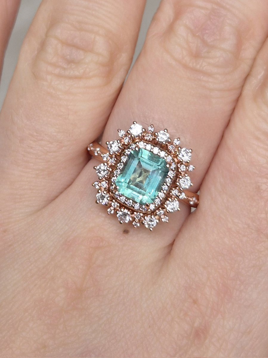 난 종로에서 이거 딱봐도 에메랄드 아닌데 잘못사셨다고 들은적있음... 내가 에메랄드맞다니까 비웃으면서 감정 받았냐고해서 감정서에 산지표기까지받았는데요? 했더니 갑자기 그 컬러는 에메랄드에 비선호컬러라고 말바꾸더라