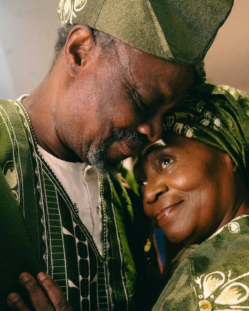 Polaroids_tz's tweet image. Miaka inapita, lakini kumbukumbu hubaki milele. ❤️📸 Wenzi hawa wanasherehekea safari yao ya upendo – na kila picha ya **Polaroid** ni ushahidi wa safari hiyo. 🥹✨ Hifadhi kumbukumbu zako kwa njia ya kipekee! #PowerOfMemory #PolaroidsTanzania