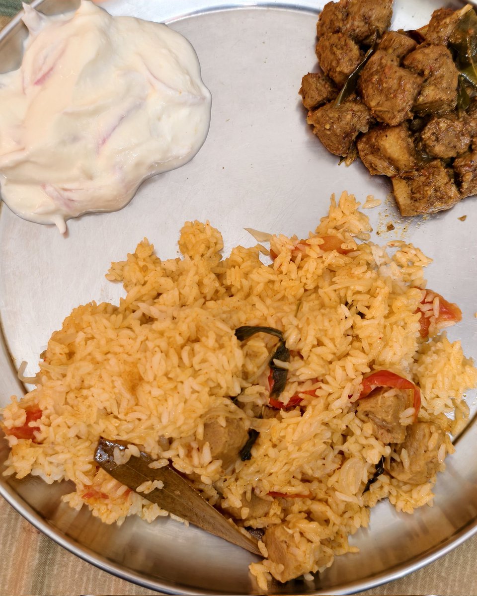 JaN_PhoeniiX's tweet photo. Veg Mutton Biryani and Veg Chicken Fry 🌝😍🤤

Vaanga Prandsss Saapdalam 😍😍

#JanCooking https://t.co/KGkpnQ1lFV