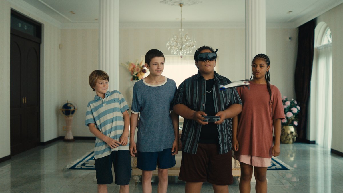 EARCATCH's tweet image. 📺 Vanaf vandaag om 18:30 op @NPO3: De Achterblijvers!

Wanneer Sven door schulden van zijn moeder niet op vakantie kan, liegt hij uit schaamte tegen zijn vrienden dat hij wél op reis is. Maar hoelang kan Sven zijn leugen volhouden?

Met #audiodescriptie via #Earcatch. #SAVT